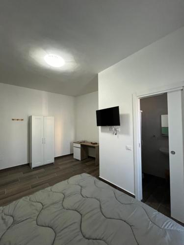 een kamer met witte muren en een groot tapijt bij B&B ILSE in Capua