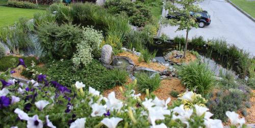 a garden with white flowers in a driveway at Bäckerei Schranz in Sankt Leonhard im Pitztal