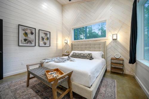 En eller flere senge i et værelse på Two Knights Luxury Cabin