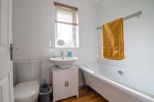 Baño blanco con lavabo y aseo en 1 bed apartment central Hamilton free wifi with great transport links to Glasgow en Hamilton