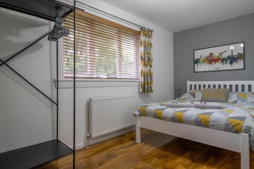 um quarto com uma cama e uma janela em 1 bed apartment central Hamilton free wifi with great transport links to Glasgow em Hamilton