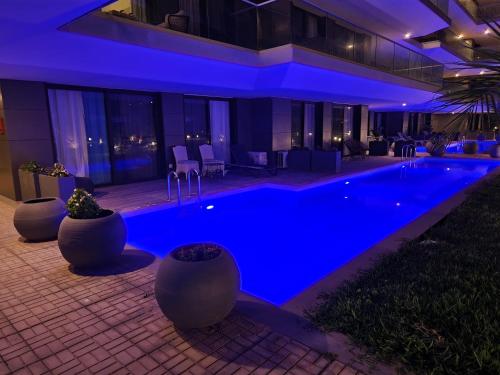 uma piscina com iluminação azul num edifício em Costa Vista- Standard bedroom flat#501 with private pool- kololi sands em Sere Kunda
