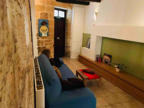 sala de estar con sofá azul y chimenea en Authentic House of Character, en Birgu