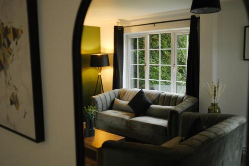 salon z kanapą i oknem w obiekcie Venture 1 - Comfortable & Convenient - PE2 w mieście Peterborough