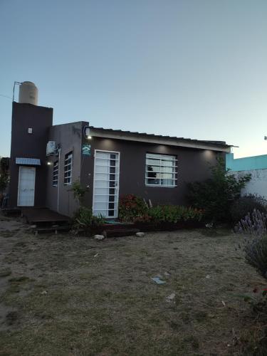 una casa con un patio delante de ella en Alojamientos CUYEN para 4 personas Playa Quequen y El Faro en Quequén