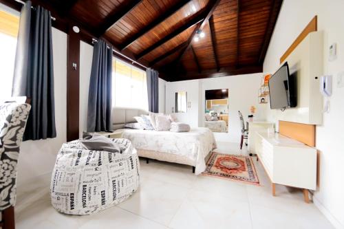 een slaapkamer met een bed en een tv. bij Studio completo próximo à UFSC in Florianópolis