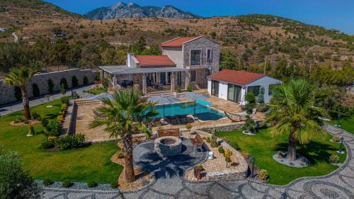een luchtzicht op een huis met een zwembad bij Villa Pamira mit Basketballplatz in Eski Datca