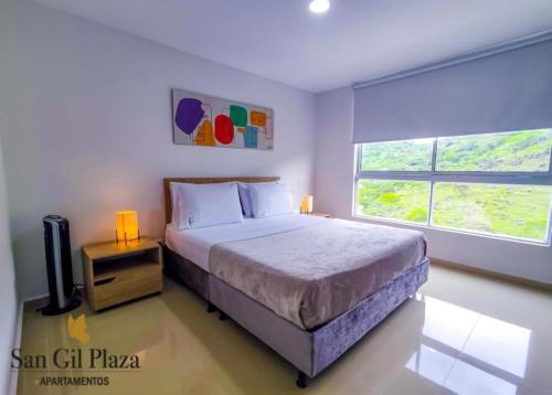 - une chambre avec un grand lit et une fenêtre dans l'établissement Apartamento para pareja., à San Gil