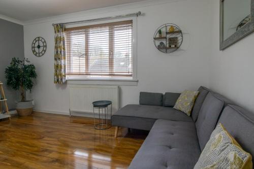 Χώρος καθιστικού στο 1 bed apartment central Hamilton free wifi with great transport links to Glasgow
