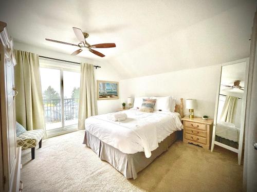 1 dormitorio con 1 cama y ventilador de techo en City View Home-wi-fi, Parking, Decks, Bbq, Wd, en North Vancouver