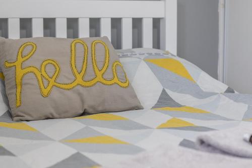 Ένα ή περισσότερα κρεβάτια σε δωμάτιο στο 1 bed apartment central Hamilton free wifi with great transport links to Glasgow