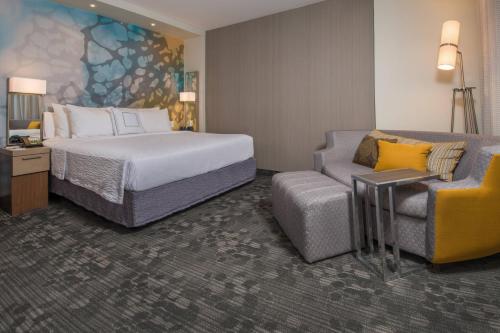 Кровать или кровати в номере Courtyard by Marriott Shippensburg