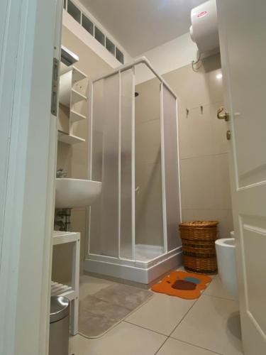 łazienka z prysznicem i toaletą w obiekcie Residence Dall’Ara w Bolonii