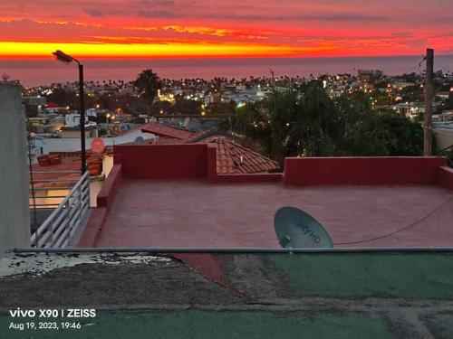 una patineta en el techo de un edificio con puesta de sol en Moody's Share house (rooms 4 Rent) furnished or not en Tijuana