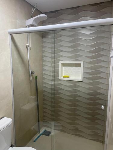 y baño con ducha y puerta de cristal. en POUSADA DA MAGA en Chapada dos Guimarães