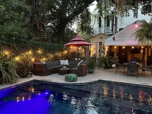 un cortile con piscina, divano e tavolo di The Dragonfly Treme-Close to French Quarter-Heated Salt Pool a New Orleans