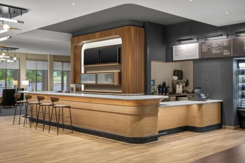 a restaurant with a bar with stools in a room at Courtyard by Marriott Pocatello in Pocatello