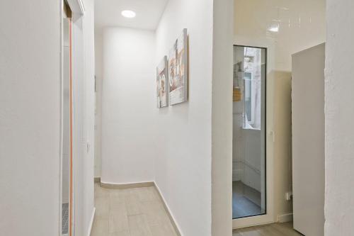 een hal met witte muren en een trap bij Alcam Baro 22 in Barcelona