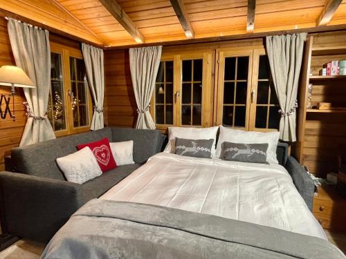 - une chambre avec un grand lit et un canapé dans l'établissement Gstaad Chalet, à Gstaad