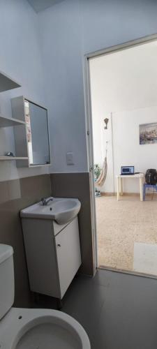 ein Badezimmer mit einem WC, einem Waschbecken und einem Spiegel in der Unterkunft Casa Esperanza in Zarumilla