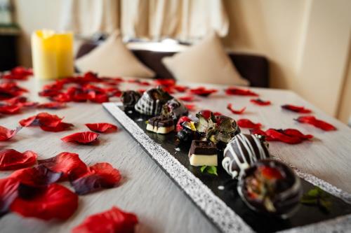 una mesa cubierta con rosas rojas sobre una mesa en Casalinda San Miguel, en San Miguel de Allende