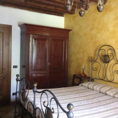 a bedroom with a bed with a wooden head board at Agriturismo Barcola in Grandola ed Uniti