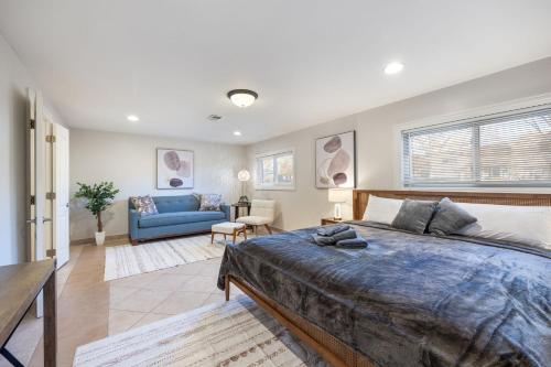 una camera con un grande letto e un divano blu di Exquisite 4Bed 2bath house luxry Arlington Heights ad Arlington Heights