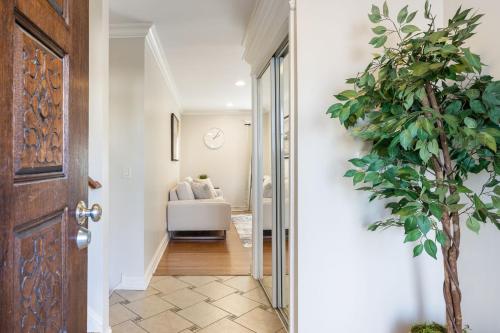 un corridoio con una porta e una pianta di Exquisite 4Bed 2bath house luxry Arlington Heights ad Arlington Heights