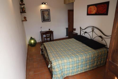 sypialnia z łóżkiem i stołem z krzesłem w obiekcie Dimora Turistica de' Piazza w mieście Roccalvecce