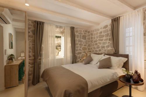 une chambre avec un grand lit et une fenêtre dans l'établissement Villa Miri, Heritage Superior Villa with Swimming Pool, à Dubrovnik