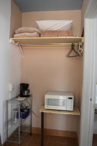 - une chambre avec des lits superposés et un four micro-ondes sur une table dans l'établissement Vistas de Loreto, à Loreto