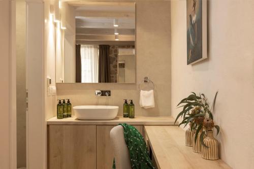 une salle de bain avec un lavabo et un miroir dans l'établissement Villa Miri, Heritage Superior Villa with Swimming Pool, à Dubrovnik