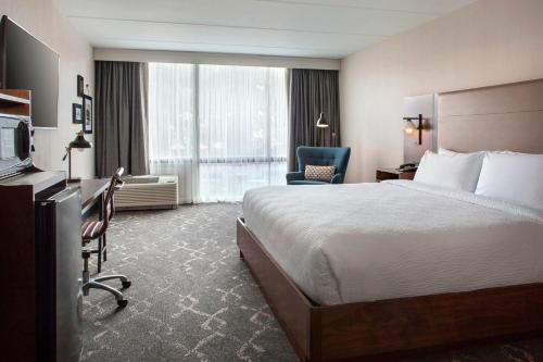 pokój hotelowy z dużym łóżkiem i oknem w obiekcie Four Points Philadelphia Northeast w Filadelfii