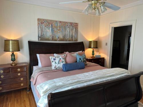 1 dormitorio con 1 cama grande con almohadas y ventilador de techo en V's Iris Haven, en Abilene