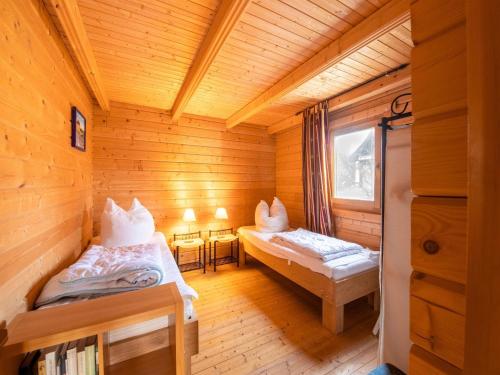um quarto com 2 camas num chalé de madeira em Scandinavian wooden house in Plate em Plate