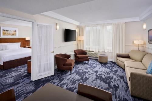 ein Hotelzimmer mit einem Bett und einem Wohnzimmer in der Unterkunft Fairfield Inn & Suites by Marriott Ottawa Kanata in Ottawa