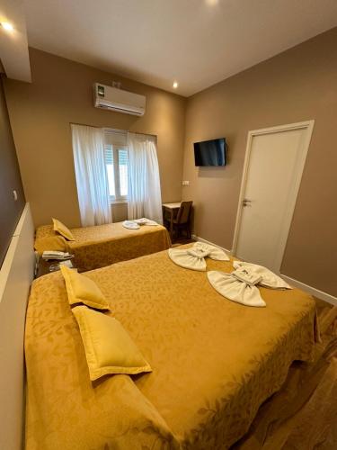 Una cama o camas en una habitación de Hotel San Roque