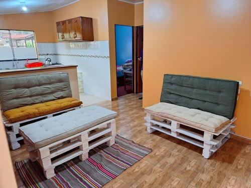 2 Bänke in einem Zimmer mit Küche in der Unterkunft Cozy private home overlooking the Vilcanota river in Pisac