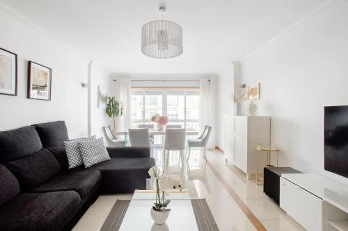 a living room with a couch and a table at Apartamento em Lisboa, perto de Sintra in Fontainhas