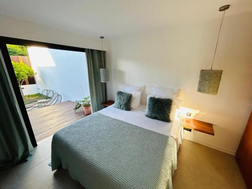 1 dormitorio con cama y ventana grande en Tropical Lodges … Le Gosier, en Le Gosier