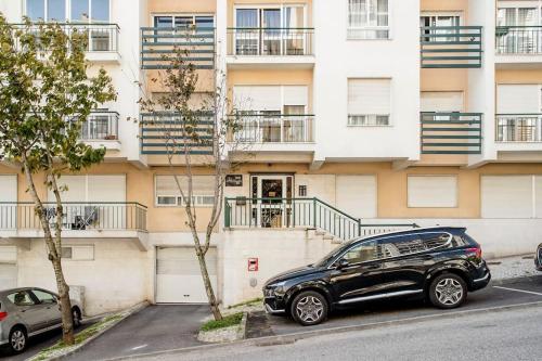 a black car parked in front of a building at Apartamento em Lisboa, perto de Sintra in Fontainhas