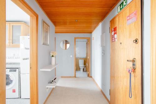 a hallway of a house with a washer and dryer at Apartamento em Lisboa, perto de Sintra in Fontainhas