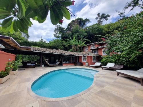 a swimming pool in the middle of a patio at Origem Buziana in Búzios