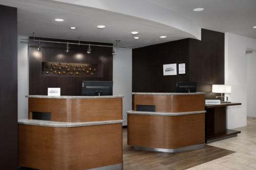 The lobby or reception area at Courtyard by Marriott Lakeland