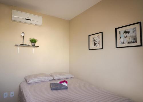 a bedroom with a bed and a air conditioner at Paraíso de Maracajaú 4 in Maxaranguape