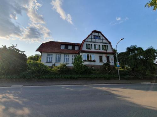 una casa al lado de una calle en Alte Dorfschule Kohlgrund, en Bad Arolsen