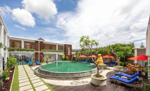 Tonys Villas & Resort Seminyak - Bali في سمينياك: مسبح في فندق به منتجع
