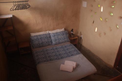 ein kleines Schlafzimmer mit einem Bett und einer Wand mit Schmetterlingen in der Unterkunft Chalé Pau-Terra in Sao Jorge