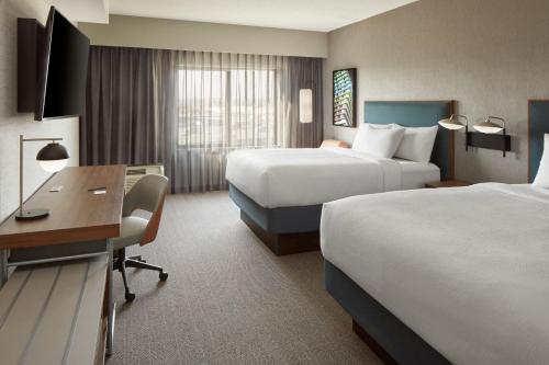 Postel nebo postele na pokoji v ubytování Courtyard by Marriott Mississauga-Airport Corporate Centre West
