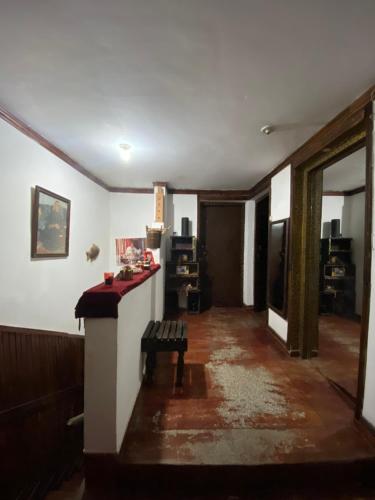 Pokój z barem z ławką w obiekcie La Casa Del Colonel w Marakeszu